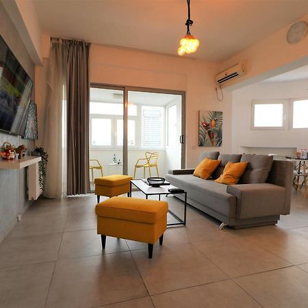 Serenity Heights Apartment: A Panoramic Haven Near Old Town - Free Minibar ブカレスト エクステリア 写真