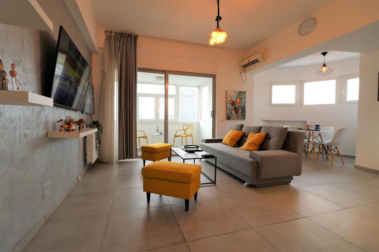 Serenity Heights Apartment: A Panoramic Haven Near Old Town - Free Minibar ブカレスト エクステリア 写真