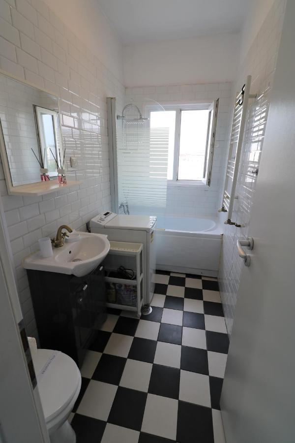 Serenity Heights Apartment: A Panoramic Haven Near Old Town - Free Minibar ブカレスト エクステリア 写真