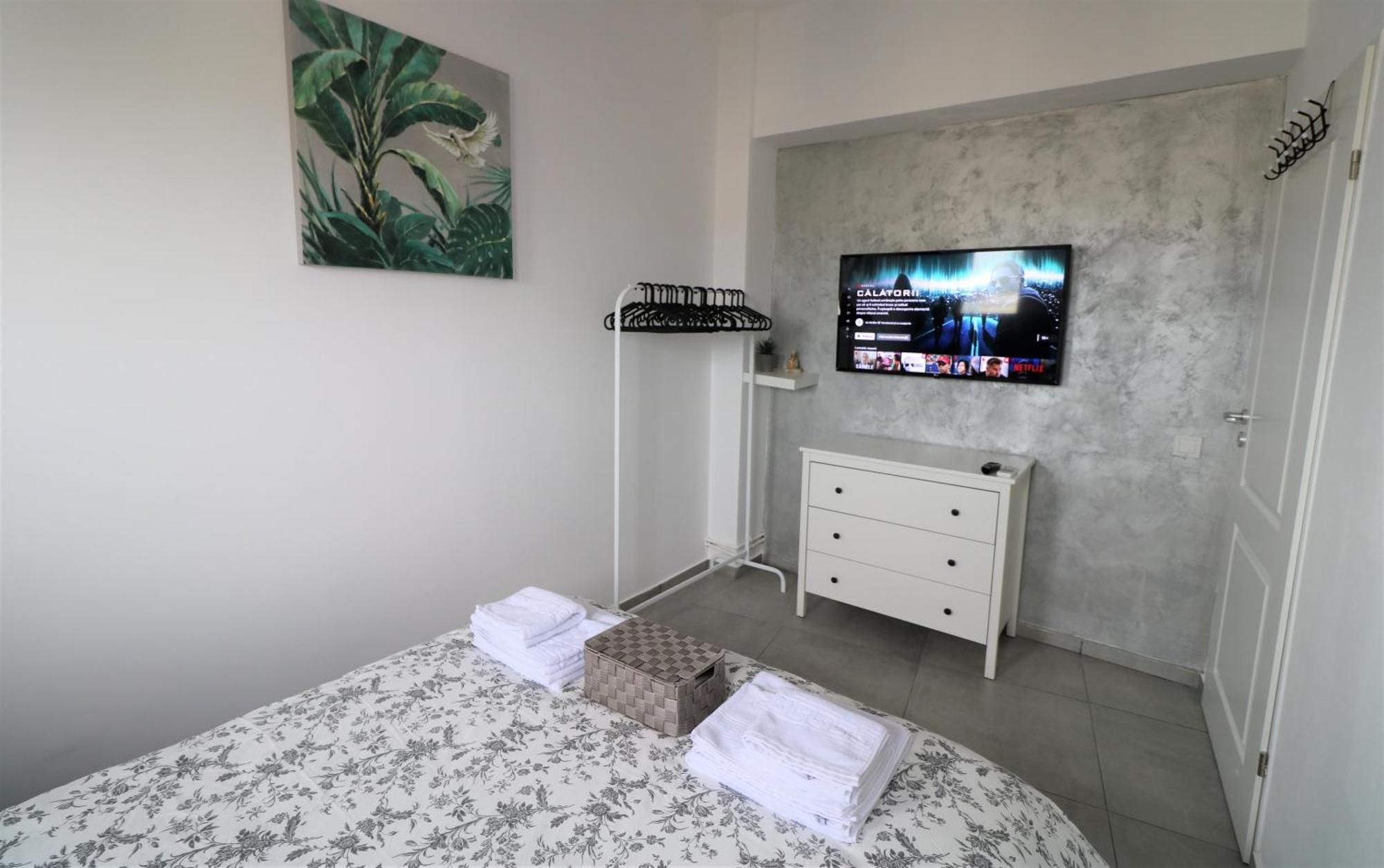 Serenity Heights Apartment: A Panoramic Haven Near Old Town - Free Minibar ブカレスト エクステリア 写真