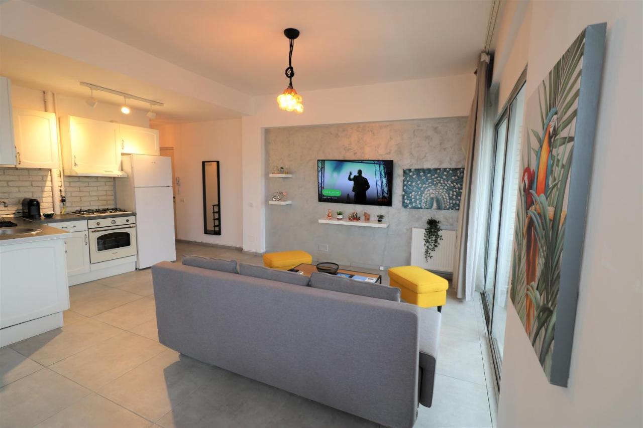 Serenity Heights Apartment: A Panoramic Haven Near Old Town - Free Minibar ブカレスト エクステリア 写真