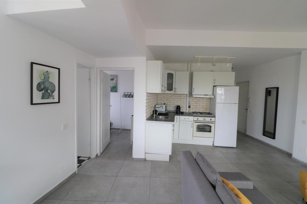 Serenity Heights Apartment: A Panoramic Haven Near Old Town - Free Minibar ブカレスト エクステリア 写真
