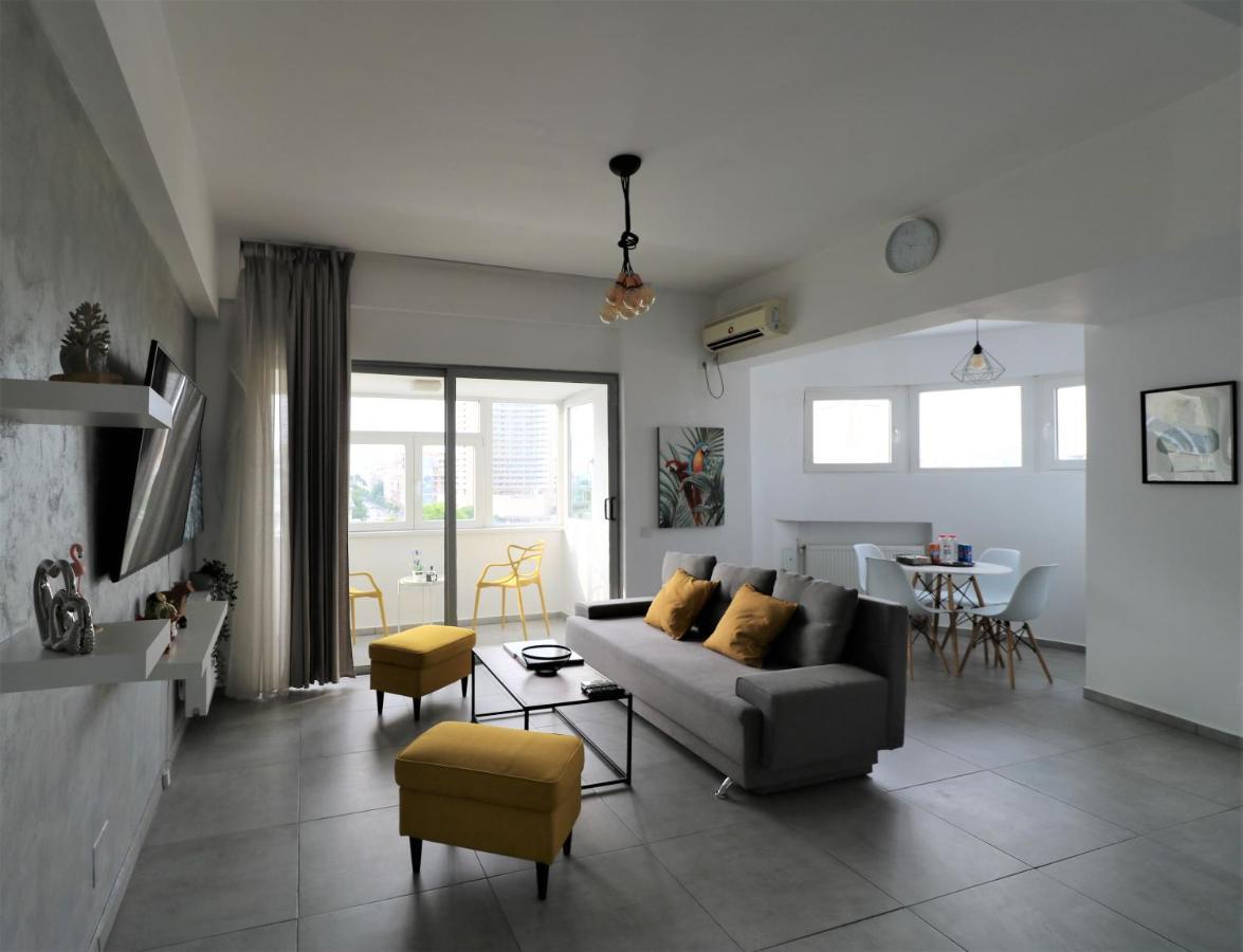 Serenity Heights Apartment: A Panoramic Haven Near Old Town - Free Minibar ブカレスト エクステリア 写真