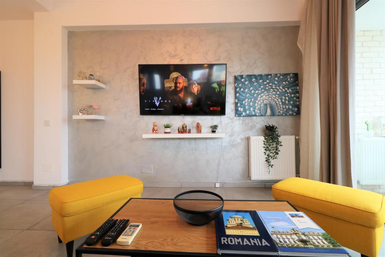 Serenity Heights Apartment: A Panoramic Haven Near Old Town - Free Minibar ブカレスト エクステリア 写真