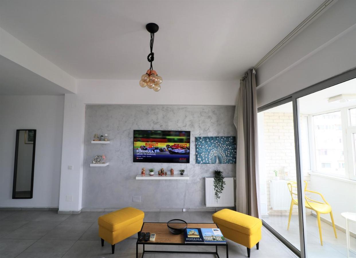 Serenity Heights Apartment: A Panoramic Haven Near Old Town - Free Minibar ブカレスト エクステリア 写真