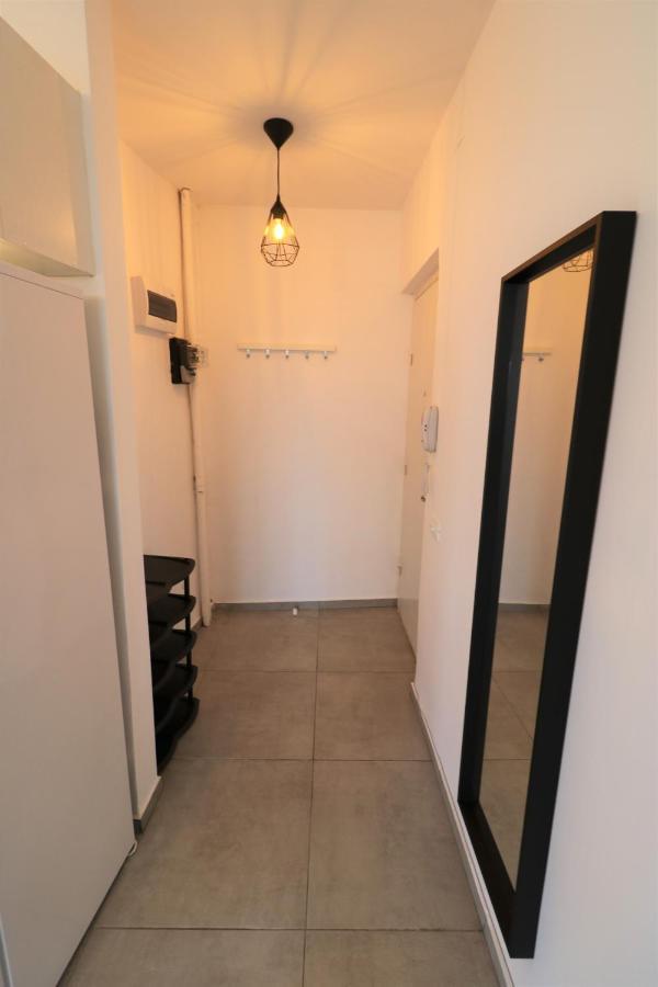Serenity Heights Apartment: A Panoramic Haven Near Old Town - Free Minibar ブカレスト エクステリア 写真