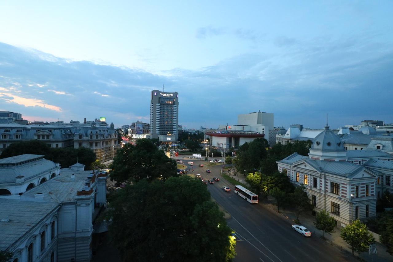 Serenity Heights Apartment: A Panoramic Haven Near Old Town - Free Minibar ブカレスト エクステリア 写真