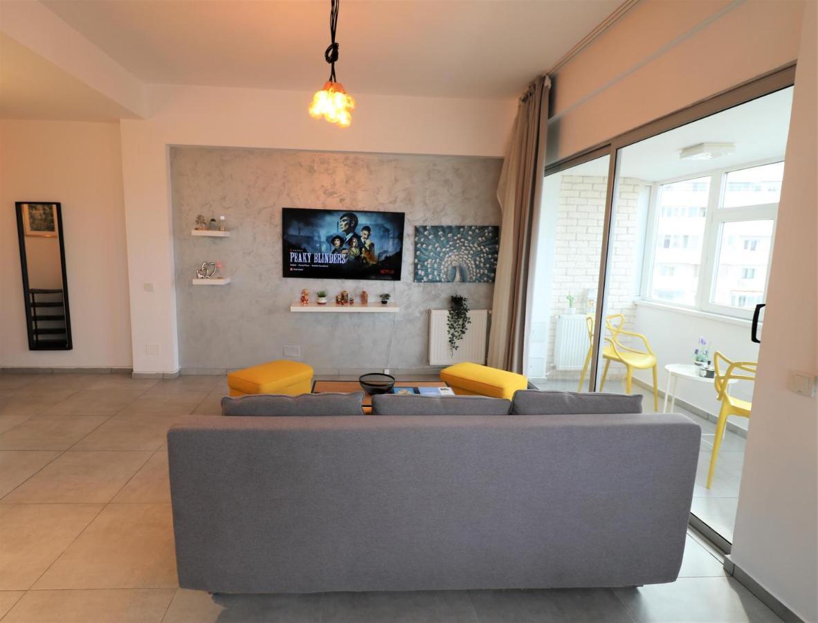 Serenity Heights Apartment: A Panoramic Haven Near Old Town - Free Minibar ブカレスト エクステリア 写真