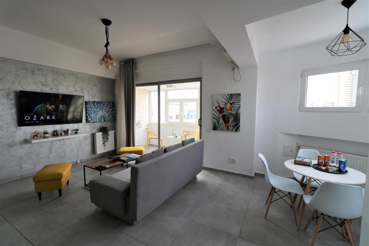 Serenity Heights Apartment: A Panoramic Haven Near Old Town - Free Minibar ブカレスト エクステリア 写真