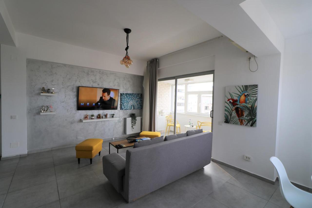 Serenity Heights Apartment: A Panoramic Haven Near Old Town - Free Minibar ブカレスト エクステリア 写真