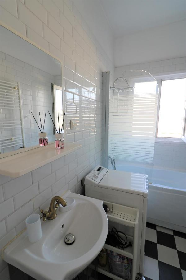 Serenity Heights Apartment: A Panoramic Haven Near Old Town - Free Minibar ブカレスト エクステリア 写真
