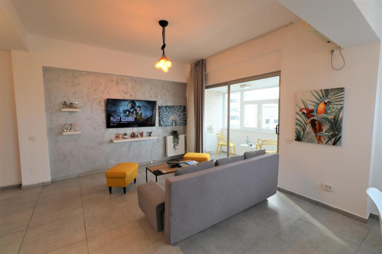Serenity Heights Apartment: A Panoramic Haven Near Old Town - Free Minibar ブカレスト エクステリア 写真